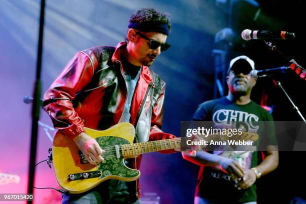 Singer-songwriters Brad Paisley and Darius Rucker perform onstage during Nashville '80s Dance Party benefiting The Alzheimer's Association at Wild...