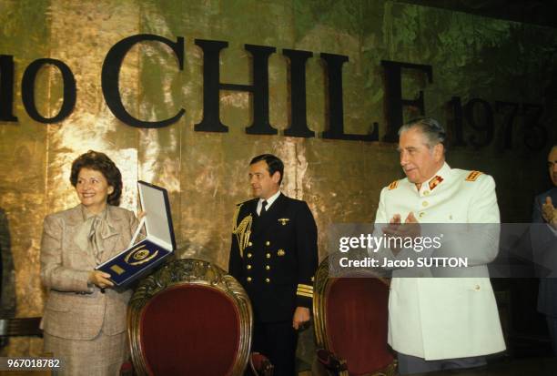 Le président chilien Augusto Pinochet avec sa femme Lucia le 19 janvier 1984 à Santiago, Chili.