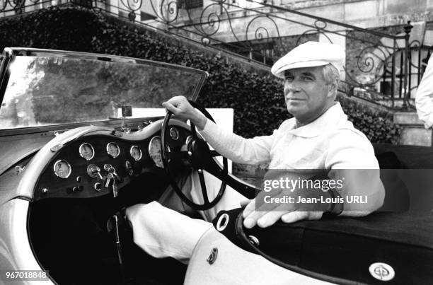 Acteur américain George Peppard au volant de sa voiture à Paris, en France, le 16 août 1978.