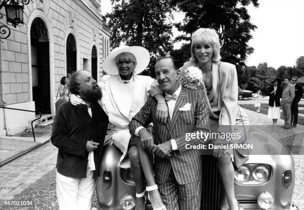 Les mariés Lova Moor et Alain Bernardin posant avec le sculpteur César et l'actrice Mireille Darc, à Louveciennes, dans les Yvelines, en France, le...