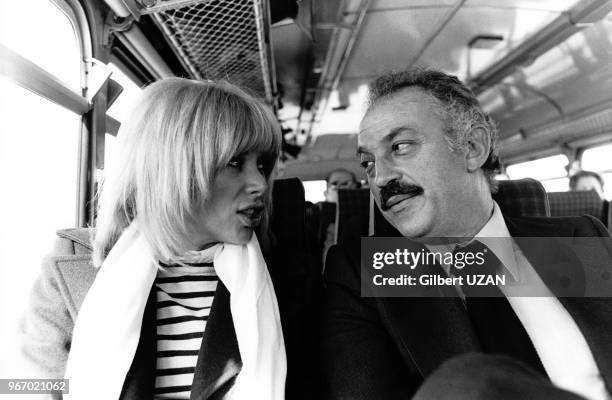 Actrice française Mireille Darc avec le ministre du tourisme Jacques Médecin à la Baule, en France, le 18 mars 1976.