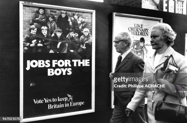 Affiche de la campagne pour le maintien de la Grande Bretagne dans la Communauté Economique Européenne lors du référendum, 23 mai 1975, Grande...