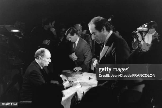 François Mitterrand, sur le plateau l'émission de télévision ?Cartes sur Table?, interrogé par les journalistes Alain Duhamel et Jean-Pierre...