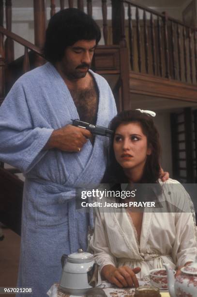 Nicolas Silberg et Caroline Aguilar lors du tournage du film 'Mesrine' realise par Andre Genoves le 26 janvier 1984 a Paris, France.