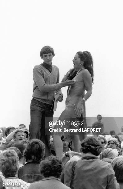Actrice américaine Edy Williams s'exhibant nue devant la foule pendant le festival de Cannes, dans les Alpes-Maritimes, en France, le 17 mai 1978.