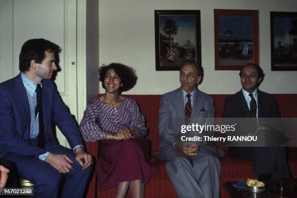 Laurent Fabius, ministre de l'Industrie et de la Recherche, rencontre l'homme d'affaires indien JRD Tata , lors de son voyage officiel en Inde le 17...