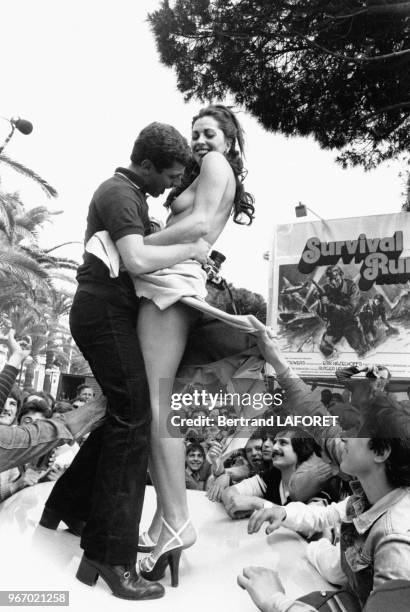 Actrice américaine Edy Williams s'exhibant nue devant la foule pendant le festival de Cannes, dans les Alpes-Maritimes, en France, le 17 mai 1978.