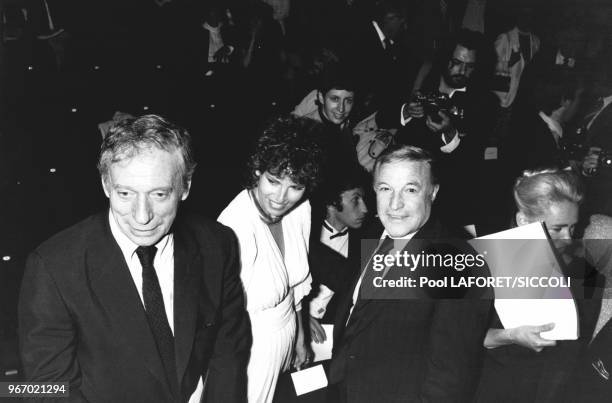 Les acteurs Yves Montand, Raquel Welch et Gene Kelly au théâtre du Rond-Point, pendant le gala du 50è anniversaire du Centre Américain de Paris, en...