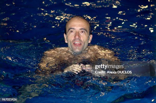 Alain Juppé à la piscine Deligny le 30 juin 1986 à Paris, France.