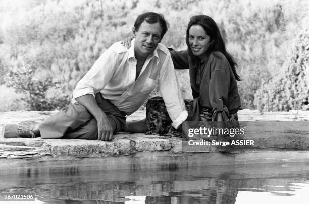 Les acteurs Maurice Ronet et Josephine Chaplin pendant leurs vacances à Bonnieux, dans le Vaucluse, en France, le 31 juillet 1979.