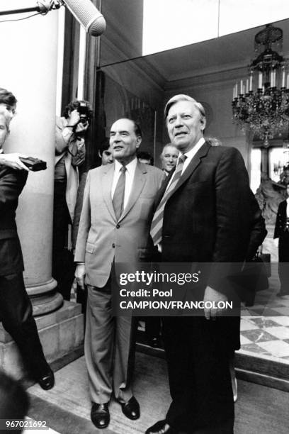 Rencontre entre le président de la République française François Mitterrand et et le chancelier ouest-allemand Helmut Schmidt le 24 mai 1981 à Paris,...