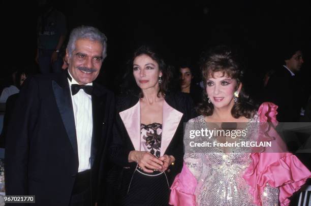 Omar Sharif, Anouk Aimée et Gina Lollobrigida lors de la soirée hommage à Dalida le 31 mars 1988 à Paris, France.