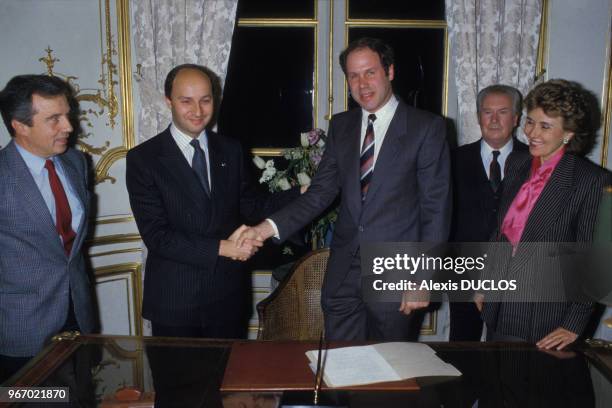 Poignée de mains entre le Premier ministre Laurent Fabius et Michael Eisner, directeur général de Disney, lors de la signature du contrat Disneyland...
