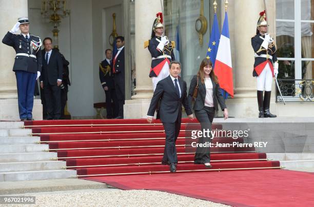 Nicolas Sarkozy et sa femme Carla Bruni-Sarkozy quittent l'Elysée raccompagnés sur le perron par François Hollande après la passation de pouvoir, le...