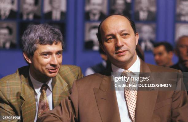 Claude Bartolone et Laurent Fabius sur un plateau de télévision le 31 mai 1992 à Paris, France.