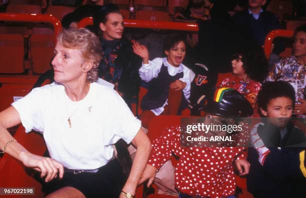 La mère de Yannick Noah, Marie-Claire Noah, avec son petit-fils Joakim à Bercy le 30 octobre 1991 à Paris, France.