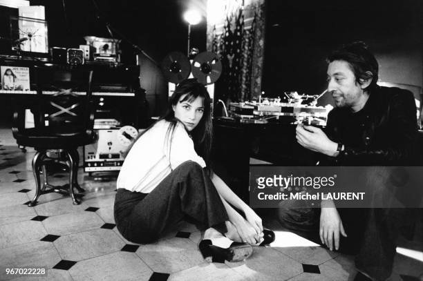 Serge Gainsbourg et Jane Birkin dans leur appartement parisien le 30 Janvier 1974 à Paris, France.