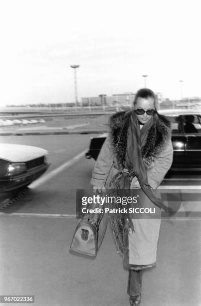 Actrice Romy Schneider arrive à l'aéroport le 19 mars 1981, Paris, France.