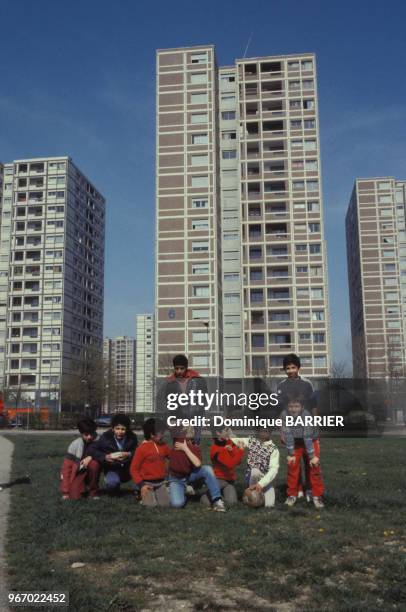 Enfants et tours à la cité des Minguettes le 16 avril 1983 à Vénissieux, France.