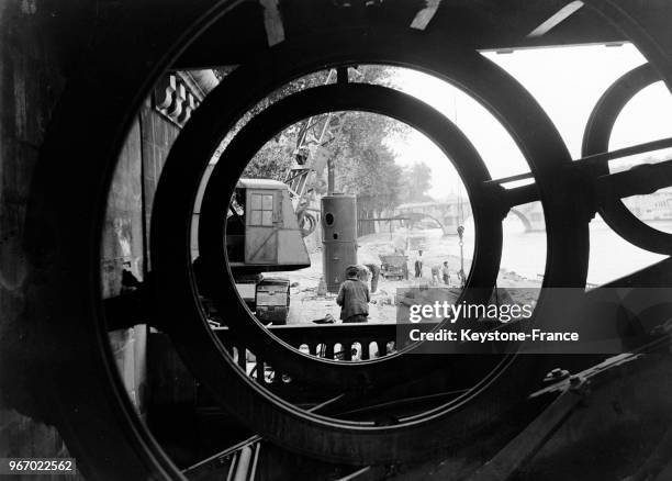 Travaux d'agrandissement du pont du Carrousel sur la Seine, à Paris, France le 18 juillet 1935.