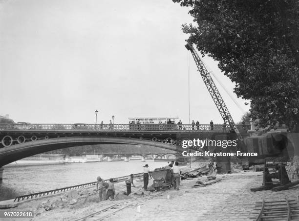 Travaux d'agrandissement du pont du Carrousel sur la Seine, à Paris, France le 18 juillet 1935.