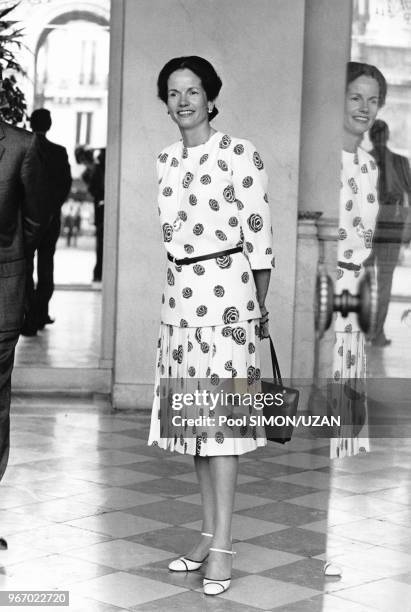 Madame Anne-Aymone Giscard d'Estaing, épouse de Valéry Giscard d'Estaing, reçoit le Shah d'Iran au Palais de l'Elysée à Paris le 26 juin 1974.