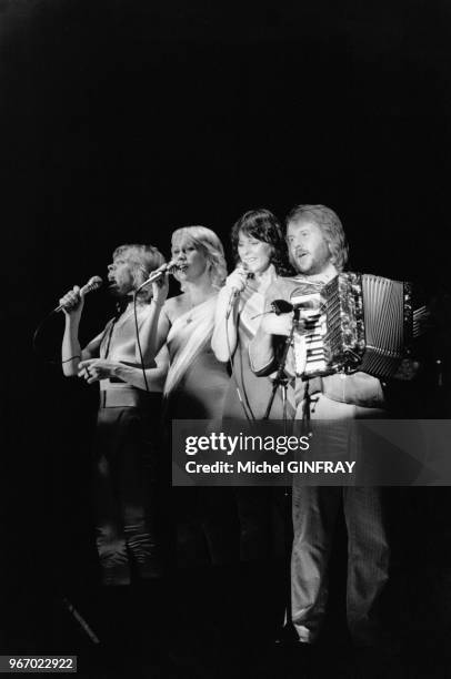 Les membres du groupe Abba sur scène lors d'un concert au Pavillon de Paris, en France, le 23 octobre 1979.