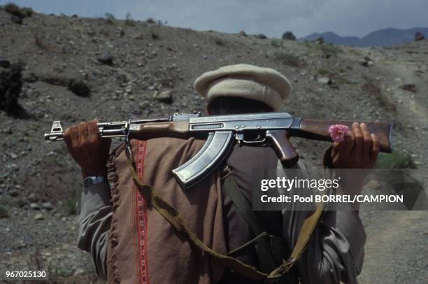 Un rebelle portant sa kalachnikov sur le dos lors de la guerre civile en Afghanistan le 13 juin 1984.
