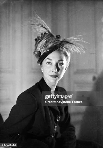 Mannequin présentant un modèle de la Maison Gabrielle à Paris en France, le 30 septembre 1948.