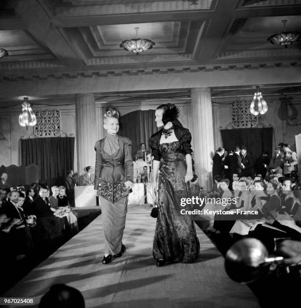 Gala de la beauté et de la parure féminine à l'hôtel George V à Paris, France, le 18 octobre 1946.