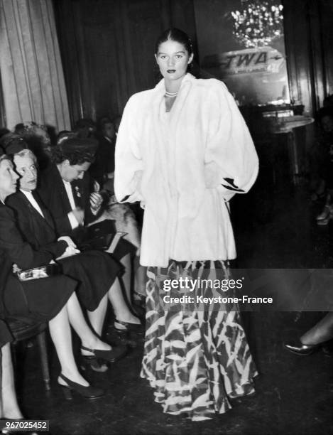 Présentation de fourrures par les frères Ritter de New York à l'hôtel Plaza Athénée à Paris, en France, le 22 octobre 1946.