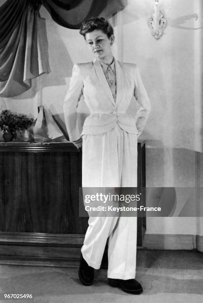 Mannequin présentant un modèle Charles Montaigne : une veste et un pantalon de gabardine blanche, à Paris en France, le 26 février 1948.