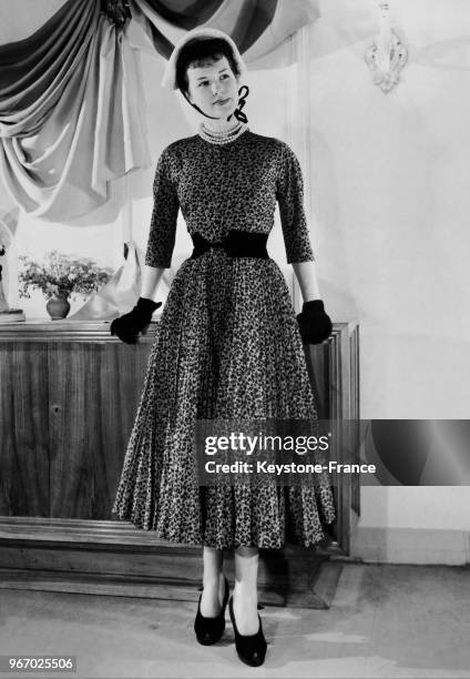 Mannequin présentant un modèle Charles Montaigne de la Collection Printemps 1948 : la robe d'après-midi 'N°4385' en crêpe de Chine imprimé bleu et...