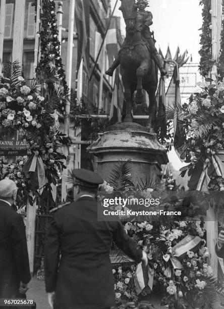 Dépôt de gerbes au pied de la statue de Jeanne d'Arc place des Pyramides, à Paris, France le 13 mai 1934.