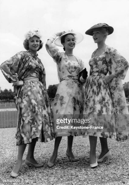 Jeunes femmes élégantes, au pesage, au Prix des Drags à l'hippodrome d'Auteuil, à Paris, France, le 22 juin 1958.