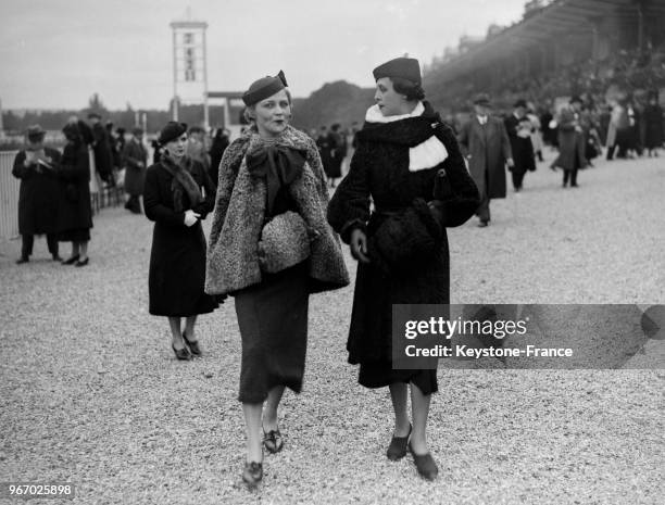 Deux jeunes femmes élégantes à l'hippodrome de Longchamp, à Paris, France le 28 octobre 1934.