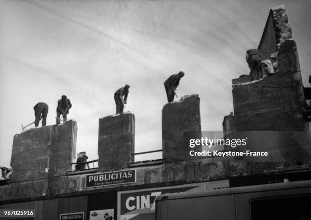 Des ouvriers démolissent la brasserie de Santerre qui fut l'un des foyers de la Révolution Française, le 19 octobre 1955 à Paris, France.