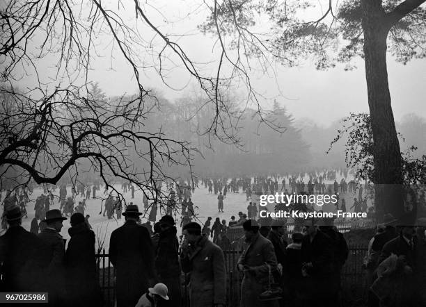 Vue générale des patineurs sur le lace gelé du Bois de Boulogne, à Paris, France le 28 janvier 1933.