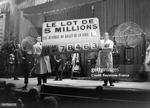 Tableau du tirage indiquant le numéro gagnant qui touchera le gros lot de cinq millions, à Paris, France le 22 novembre 1933.