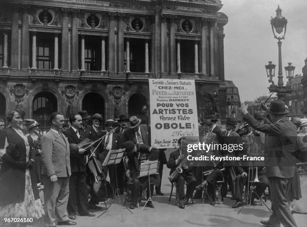 Des musiciens bénévoles donnent un concert au profit de la Société 'Chez Moi', oeuvre de secours mutuels pour les artistes, place de l'Opéra à Paris,...