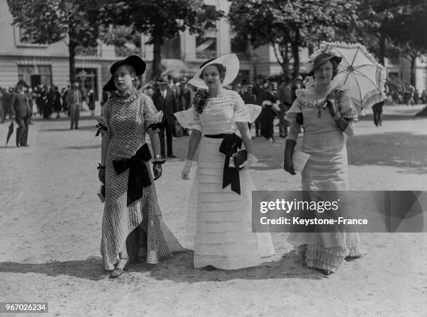 Trois jeunes femmes élégantes au pesage d'Auteuil, à Paris, France le 20 juin 1934.