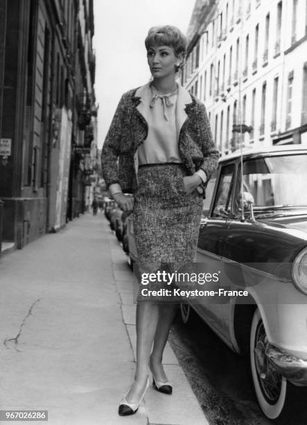 Ensemble de lainage en tweed noir et blanc, porté avec une blouse de flanelle jaune, création Chanel pour la Collection Automne 1958, à Paris,...