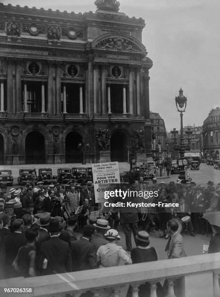 Des musiciens bénévoles donnent un concert au profit de la Société 'Chez Moi', oeuvre de secours mutuels pour les artistes, place de l'Opéra à Paris,...