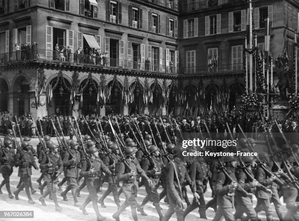 Les troupes défilent devant les membres du gouvernement place des Pyramides, à Paris, France le 13 mai 1934.