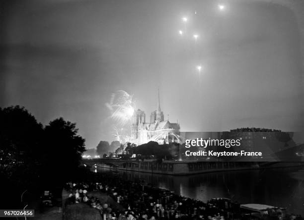 Vue du feu d'artifice tiré de l'île Saint-Louis, à Paris, France le 14 juillet 1935.