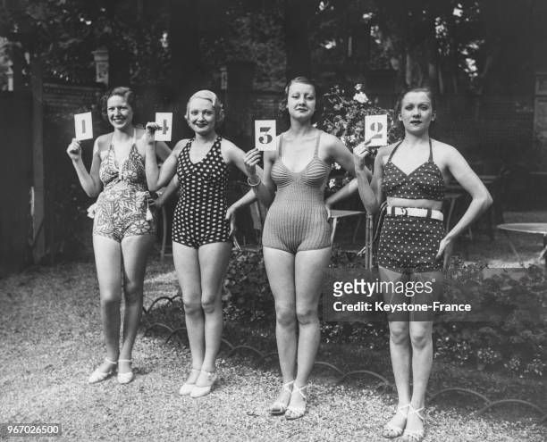 Les quatre mannequins élus de la Maison Erès en maillot de bain, à Paris, France le 25 juin 1935.
