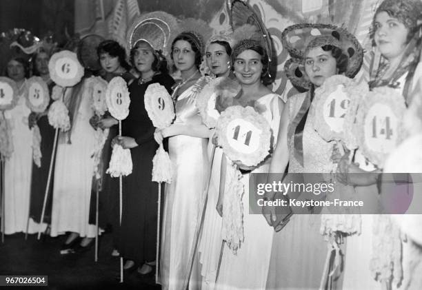 Jeunes femmes au concours des 'catherinettes' à Paris, France le 25 novembre 1933.