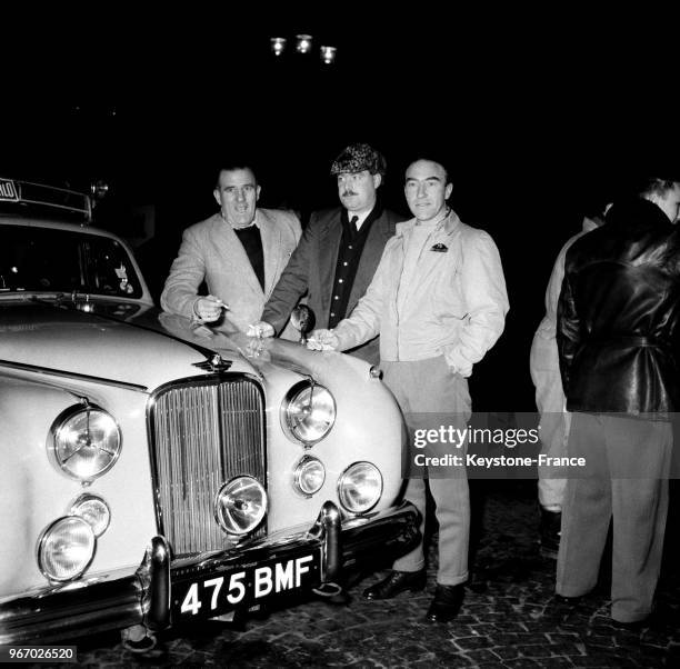 Départ des concurrents du Rallye Monte-Carlo avec les pilotes Dufaure et Lucas devant la Citroën DS 19, à Paris, France le 16 janvier 1956.