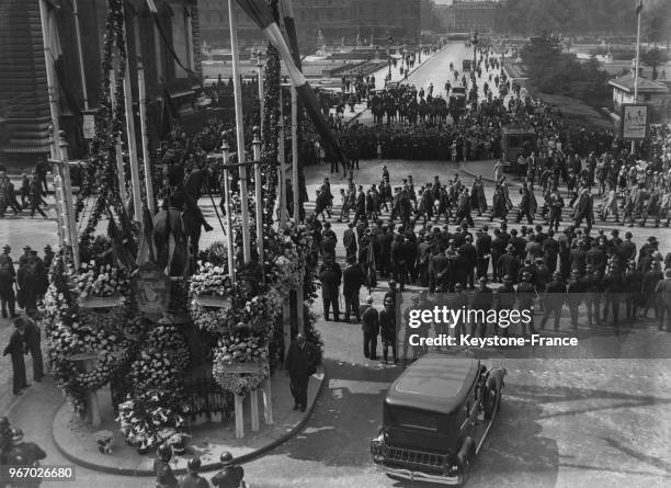 Vue du défilé passant devant la statue de Jeanne d'Arc place des Pyramides, à Paris, France le 13 mai 1934.