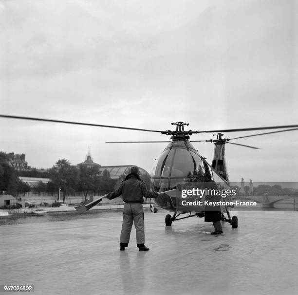 Hélicoptère se posant sur le porte-avions 'Ville-de-Paris', principale attraction du salon nautique international, à Paris, France, le 30 septembre...